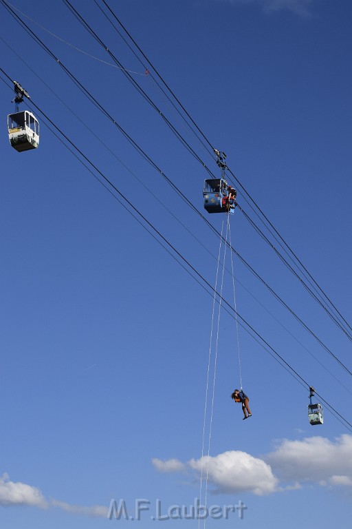 Koelner Seilbahn Gondel blieb haengen Koeln Linksrheinisch P437.JPG - Miklos Laubert